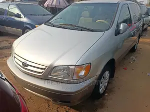 Toyota Sienna LE 2002 Silver