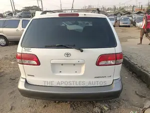 Toyota Sienna LE 2001 White