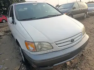 Toyota Sienna LE 2001 White
