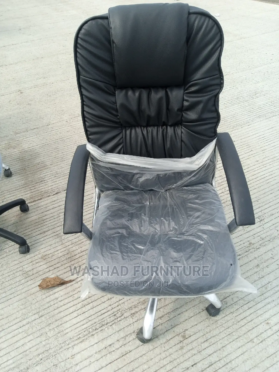Executive Leather Swivel Office Chair.