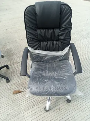 Executive Leather Swivel Office Chair.