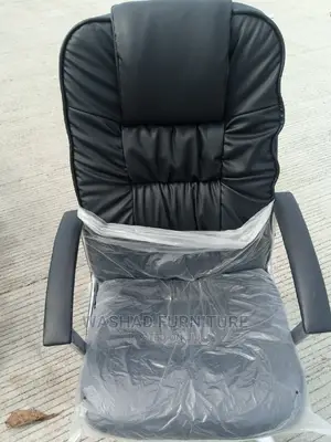 Executive Leather Swivel Office Chair.