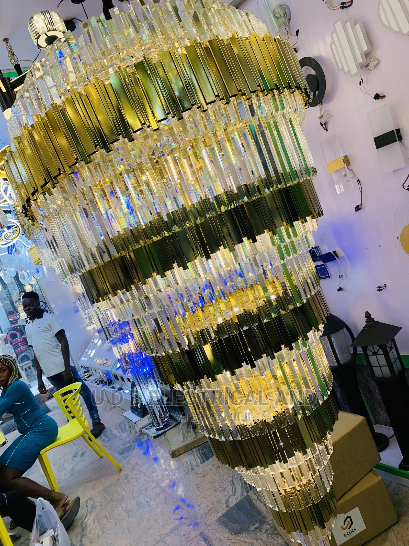 Modem Crystal Chandelier By1200 Quality Dubai