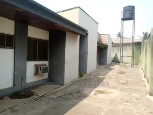 10bdrm Bungalow in Alexsandra, Ibadan for sale
