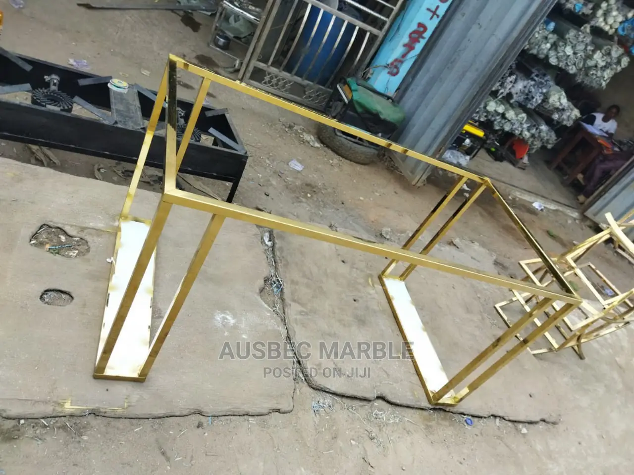 Center Table With 4 Side Stools