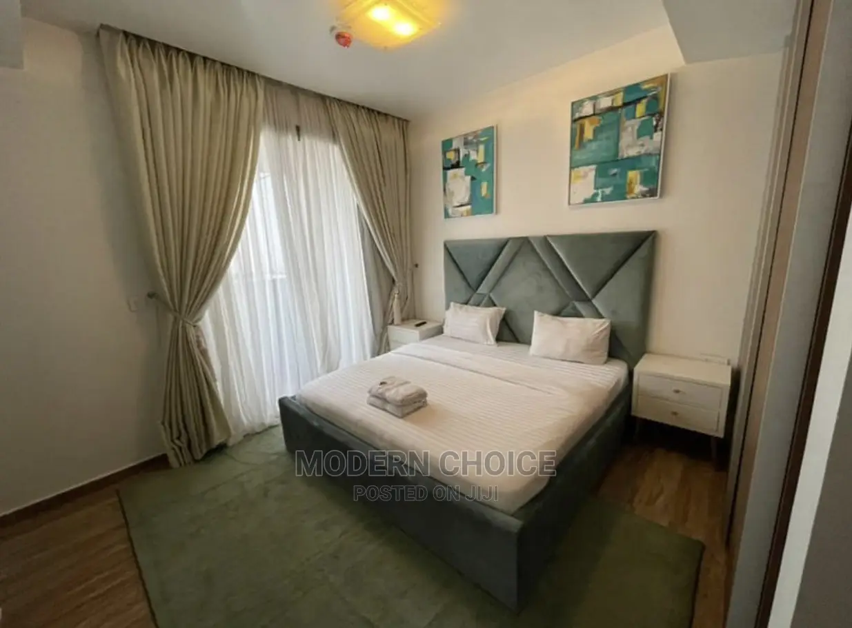 Padded 6 X 6 Bed With 1 Bedside Cupboard