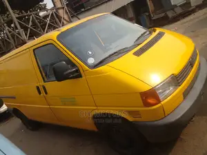 Volkswagen Transporter 2002 Yellow