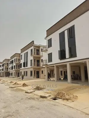 Mini Flat in Chevron for rent