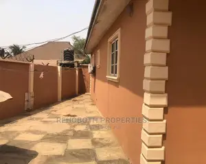 4bdrm Bungalow in Obisan Close, Ibadan for Sale