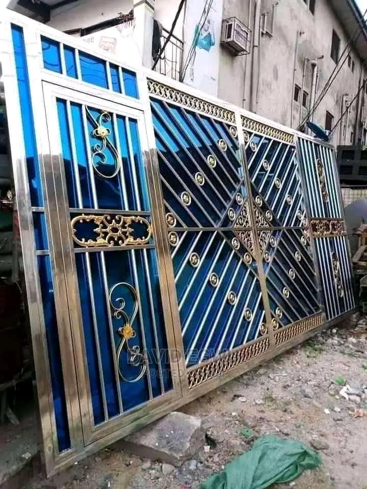 Stainless Gate With Blue Reflective Pan