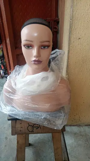Mannequin Head With Shoulder for Displaying Wigs/Hats