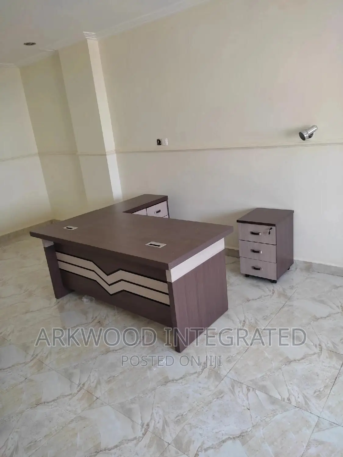 L-shape Executive Office Table/ Desk