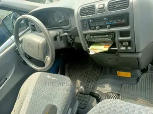 Toyota HiAce 2000 Blue