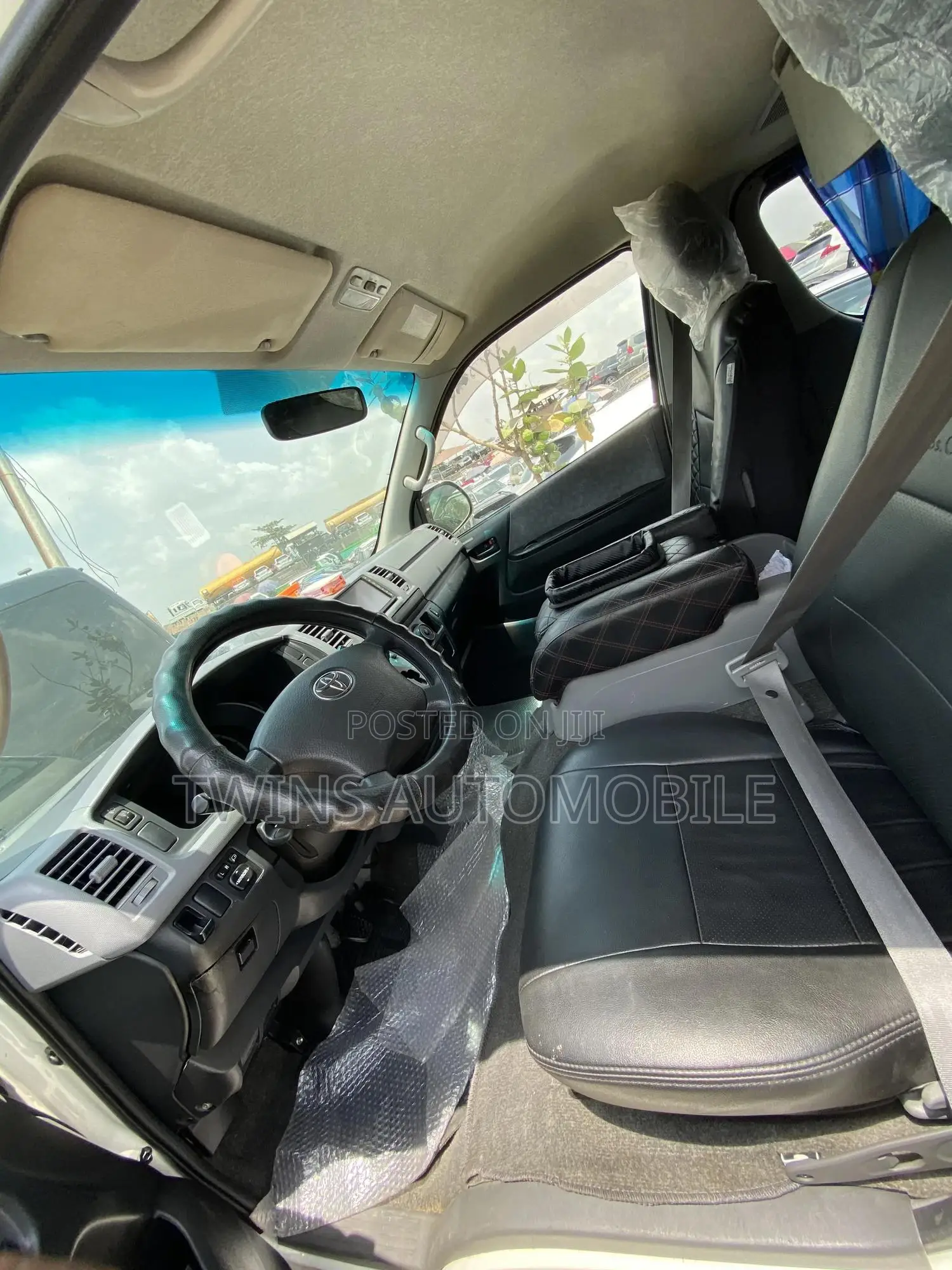 Toyota HiAce 2014 White