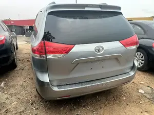 Toyota Sienna XLE 7 Passenger Mobility 2011 Silver