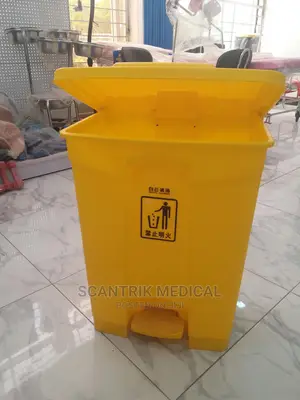 Yellow Color Medical Plastic Trash Can for Hospital Use