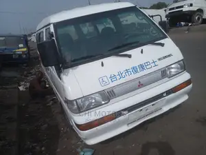 Mitsubishi Delica 2004 White