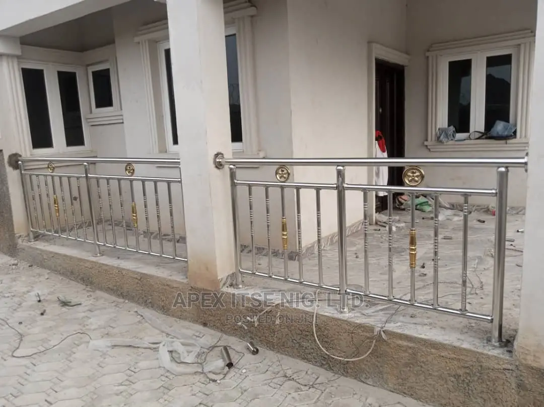Stainless Rails Gold/Silver Round.