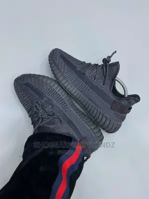 Yeezy 350 V2 'Reflective Lace '. Available in Size 40-47
