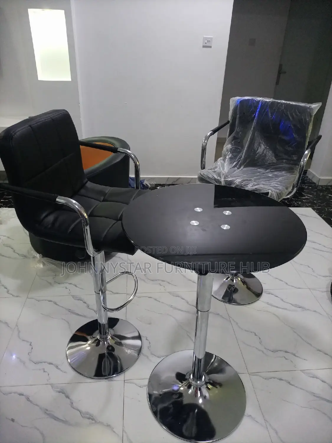 Jackson Round Glass Table With 2 Bar Stools