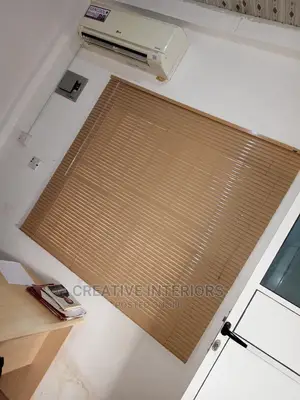 Adjustable 25mm Vernetian Window Blinds.