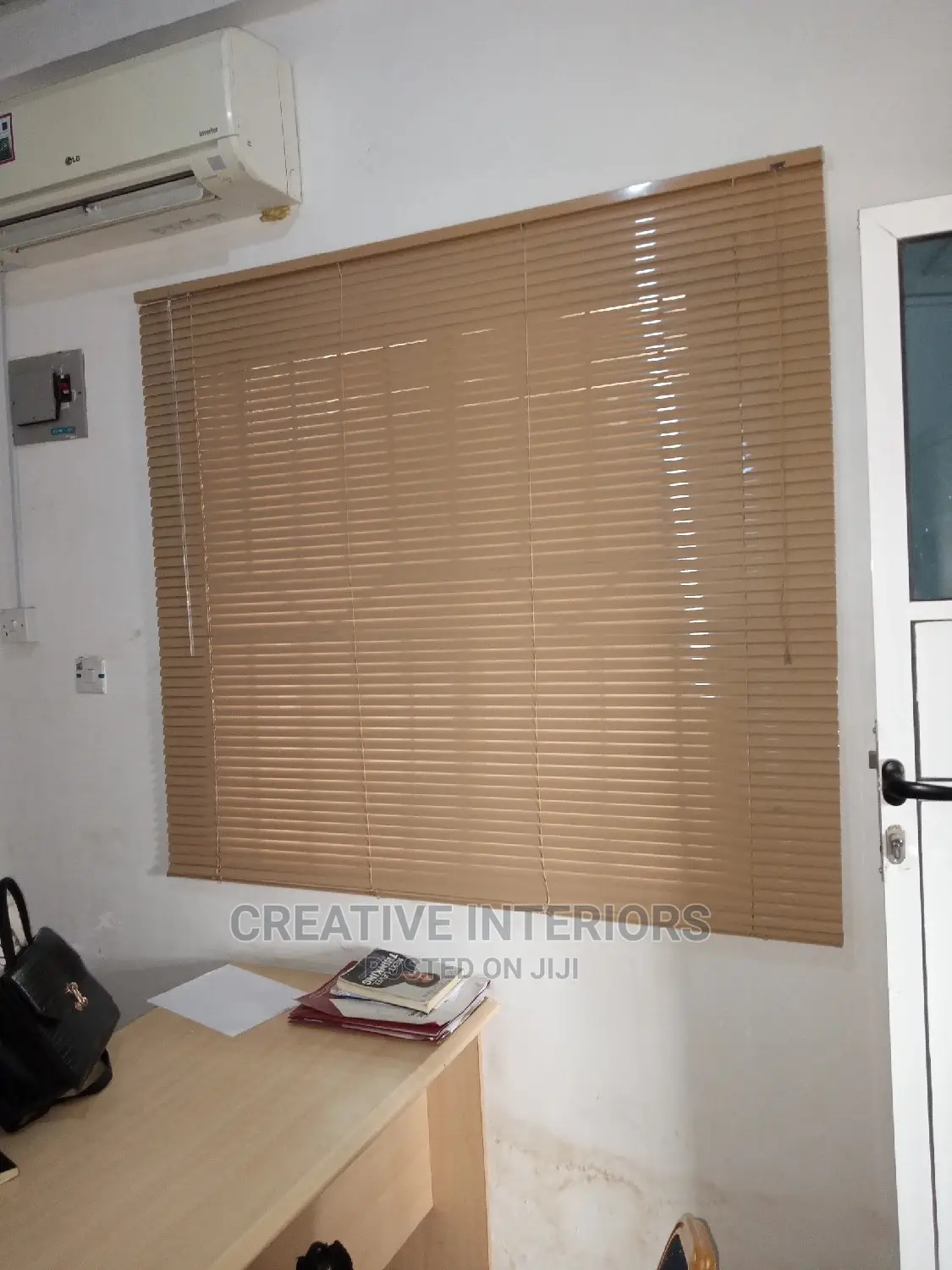 Adjustable 25mm Vernetian Window Blinds.