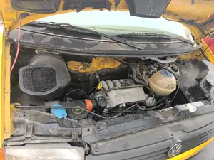 Volkswagen LT 2000 Yellow