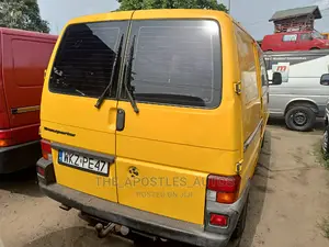 Volkswagen LT 2000 Yellow