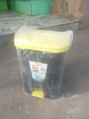 Medical Plastic Trash Can for Hospital Home and Office