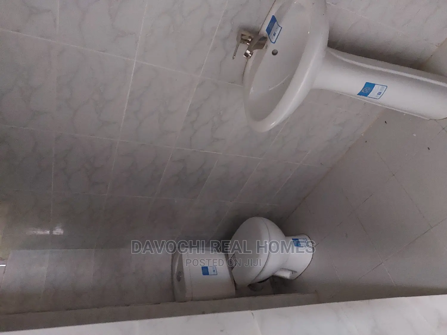 2bdrm Block of Flats in Orchid Road, Chevron for sale