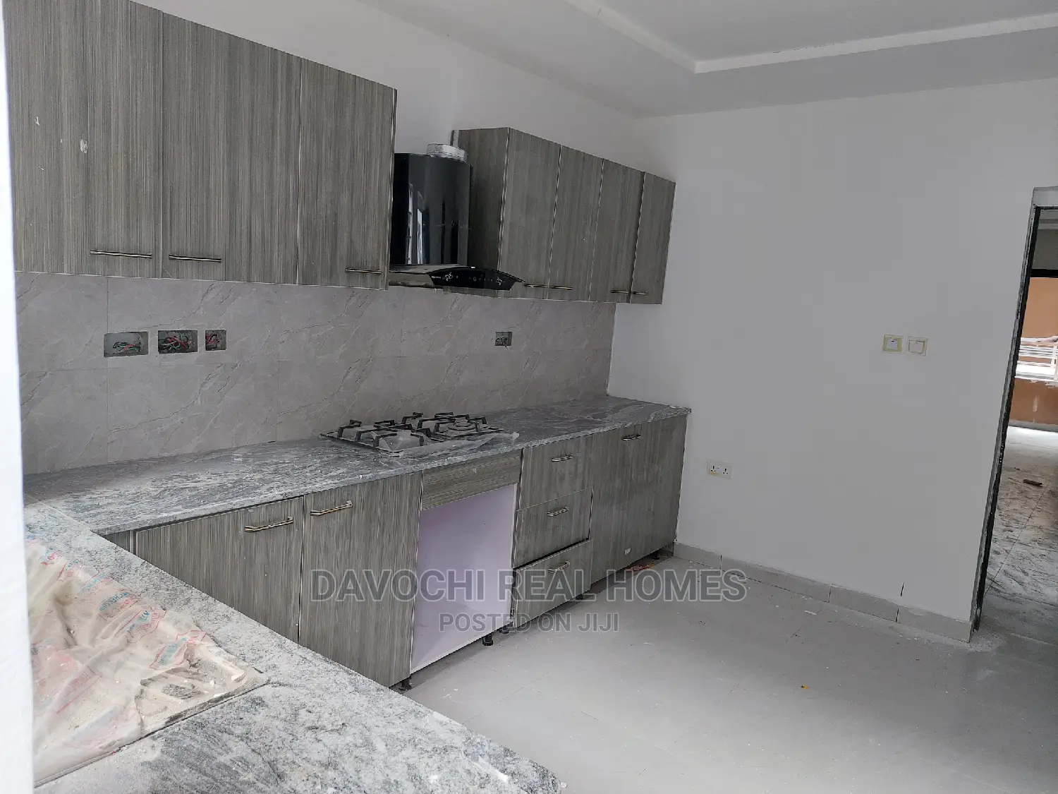 2bdrm Block of Flats in Orchid Road, Chevron for sale