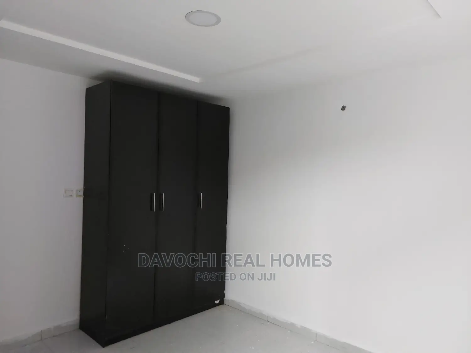 2bdrm Block of Flats in Orchid Road, Chevron for sale