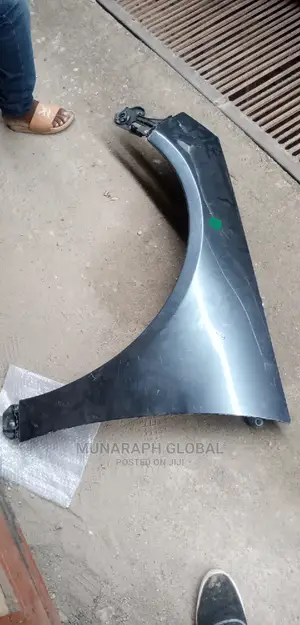 Mercedes Benz R350 Fender.