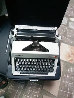 Olympia Manual Typewriter Sg3