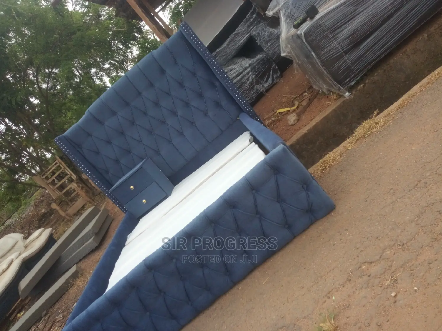 Simple and Clasic 41⁄2 Size Bedframe