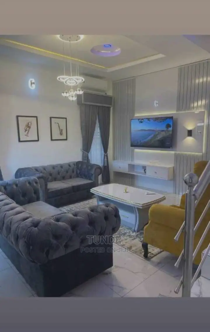 Quality Set of Sofas With Master Singles