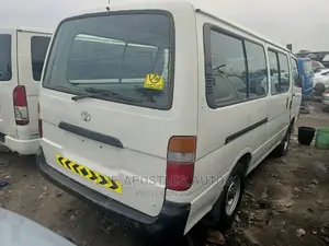 Toyota HiAce 2000 White
