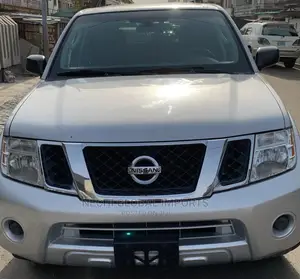 Nissan Pathfinder LE 2012 Silver