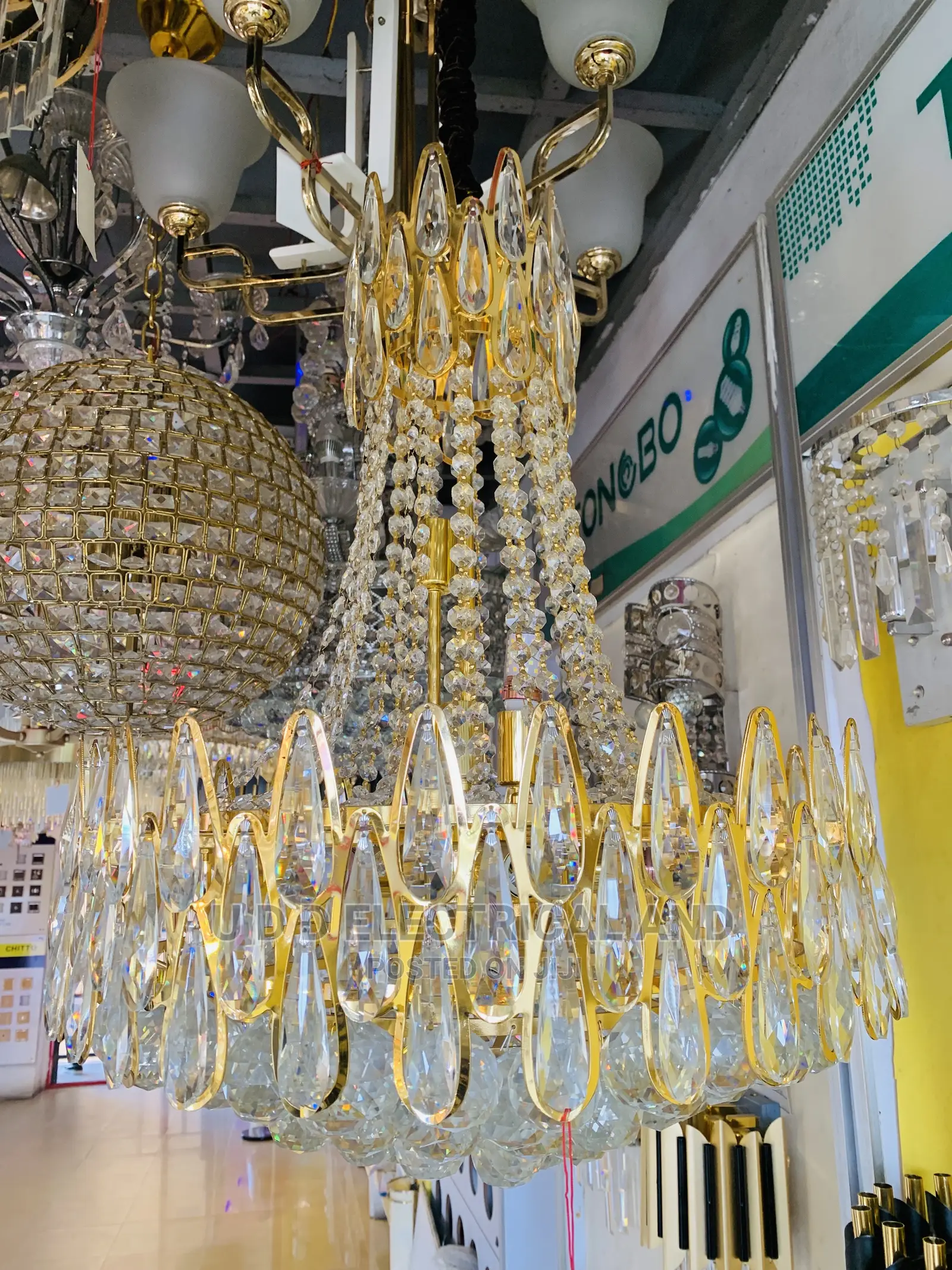 Dubai L E D Crystal Chandelier By600 Very Bright and Quality
