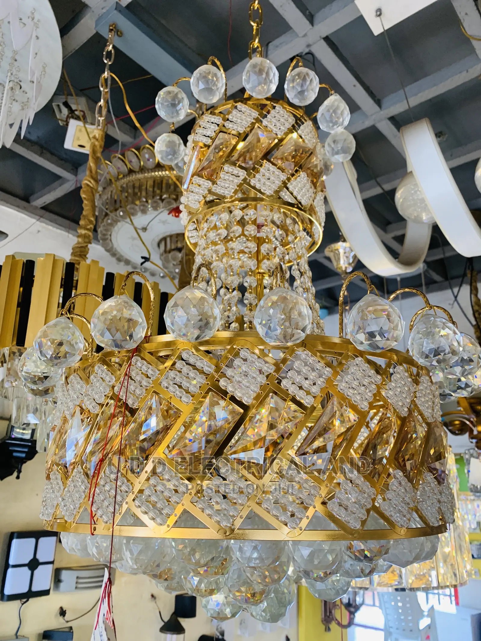 Dubai L E D Crystal Chandelier By500 Very Bright and Quality