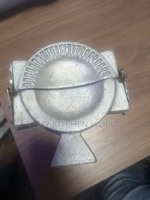 Meat Pie Moulder