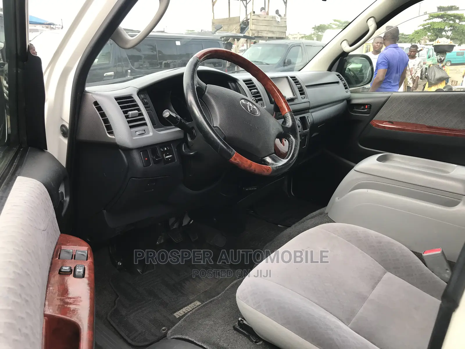Toyota HiAce 2010