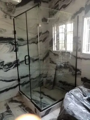 SHOWER CUBICLE (Black Accessories)