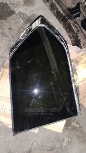 LX 570 Vent Glass Left Side