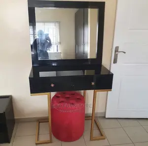 Beautiful Dresser Set With Puff ( Black and White Color)