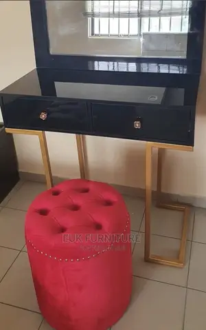Beautiful Dresser Set With Puff ( Black and White Color)