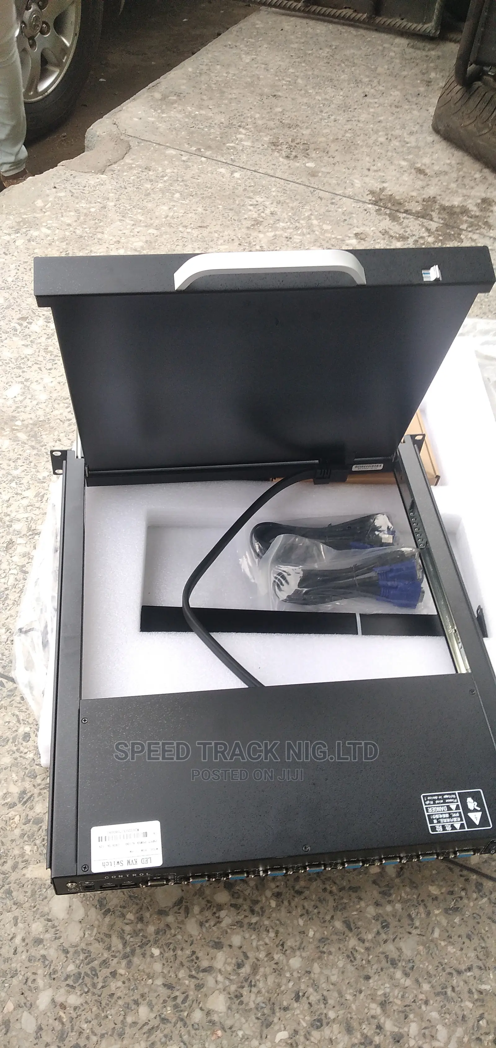 8 Port KVM Console Switch With Monitor