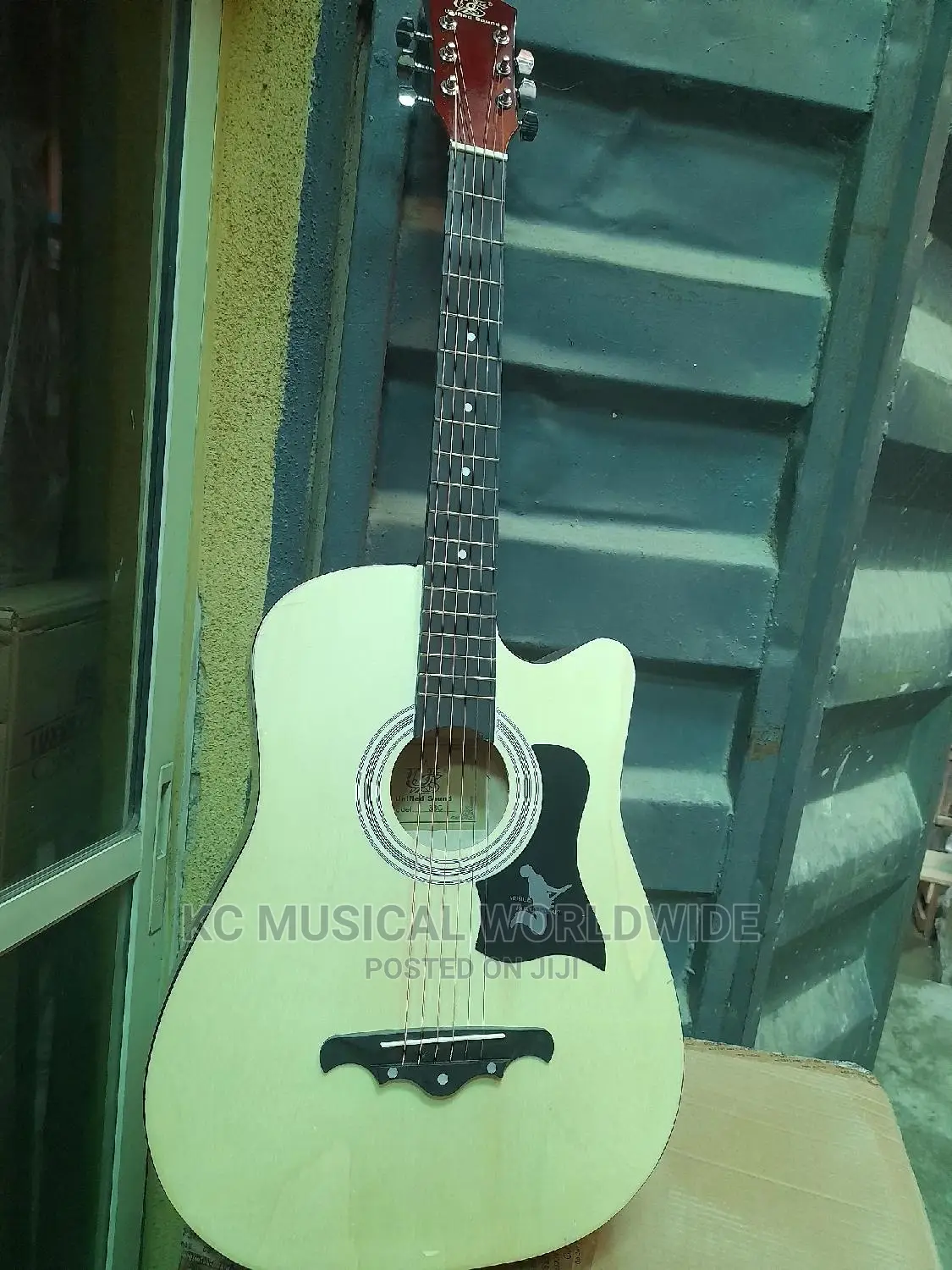 Quality Boss Guitar Size 38