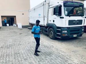 Man Box Truck for Logistics and Relocation