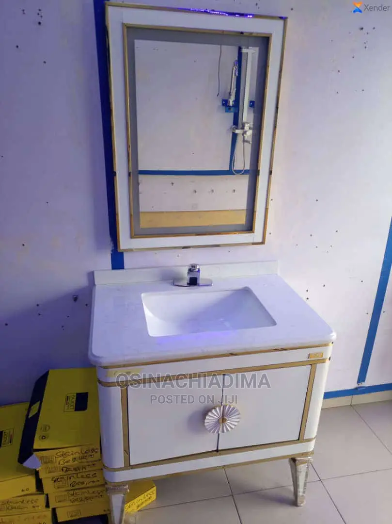 Quality Cabinet With Mirror